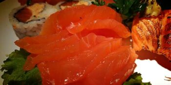 sashimi de salmão defumado