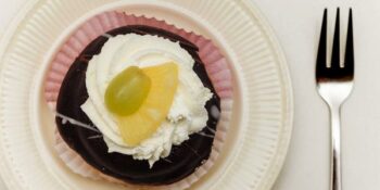 mini bolo coberto de chocolate e chantilly