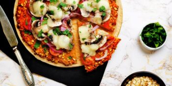 pizza crocante com aveia, cebola e cogumelos