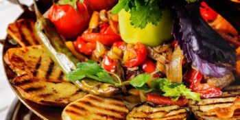 berinjela grelhada com tomate e pimenta