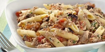Penne com molho de tomate e atum
