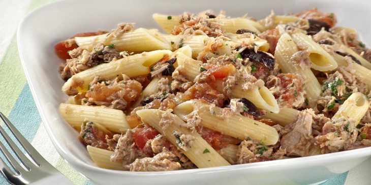 penne com molho de tomate e atum