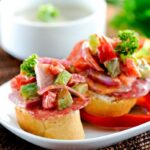 bruschetta cremosa bruschetta rápida o que bruschetta bruschetta no microondas salame com queijo receita de brusqueta recheada receita bruschetta bruschetta de palmito