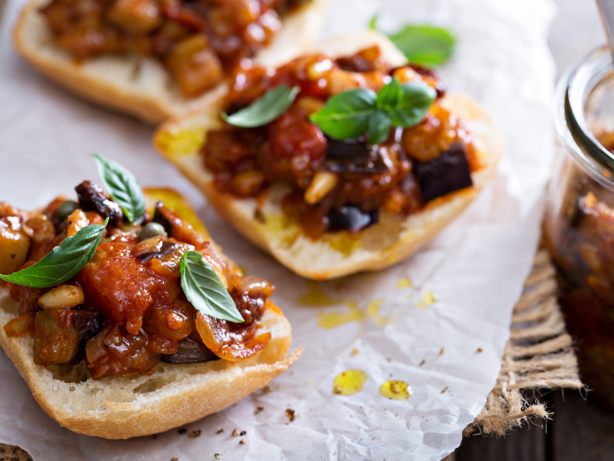 Bruschetta com caponata de berinjela