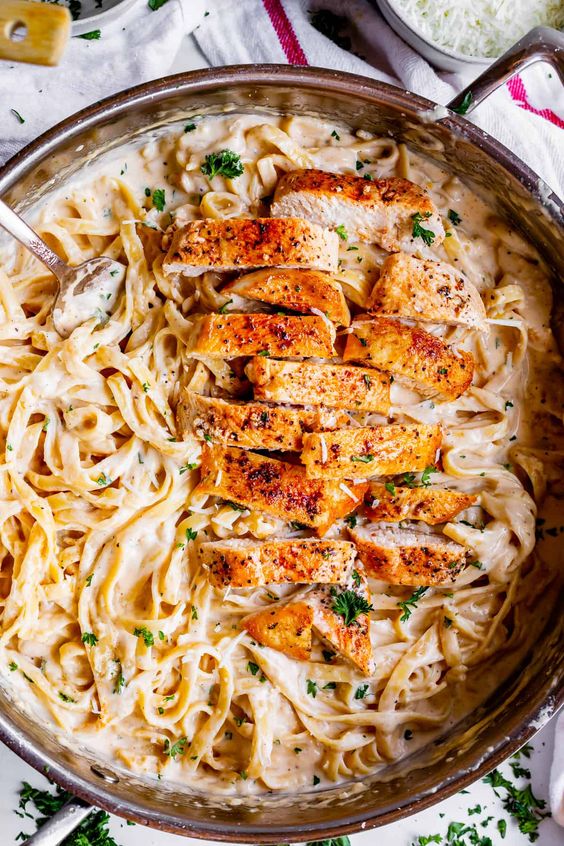 Fettuccine com frango fácil simples