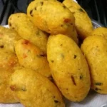Bolinhos de farinha de milho com recheio de frango