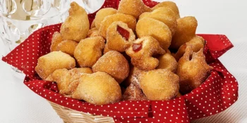 Bolinhos de chuva assados com goiabada