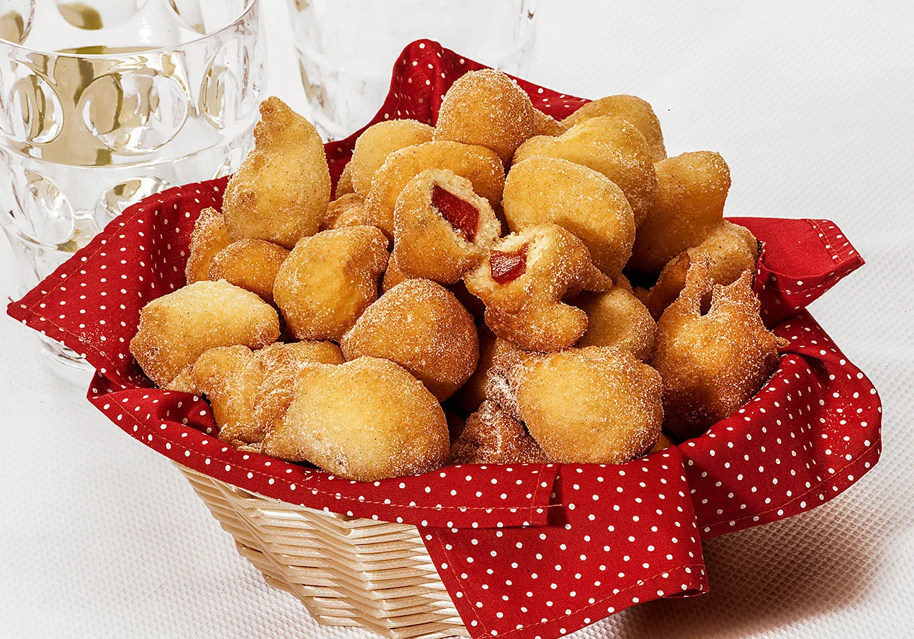 Bolinhos de chuva 'assados' com goiabada - Imagem por CLAUDIA