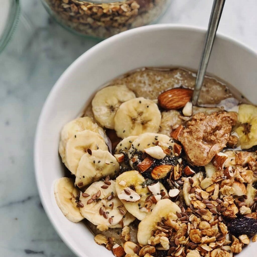 Faça esta receita de mingau de aveia com chocolate e coco - Imagem/Instagram