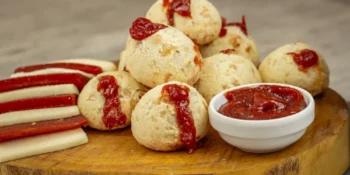 Pão de queijo recheado com goiabada