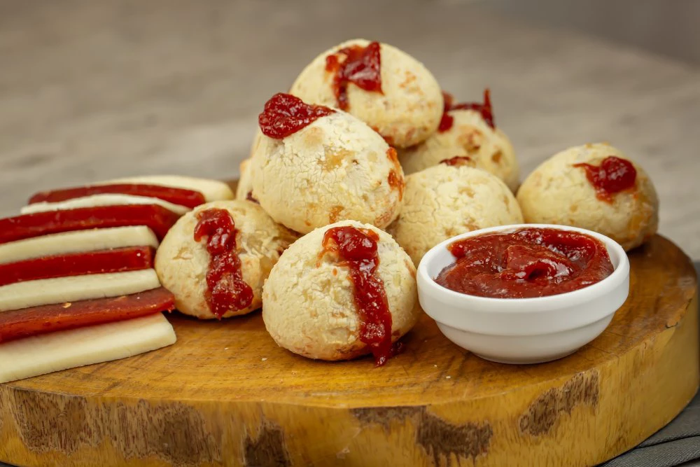 Pão de queijo com goiabada - Imagem por Mundo Sabor