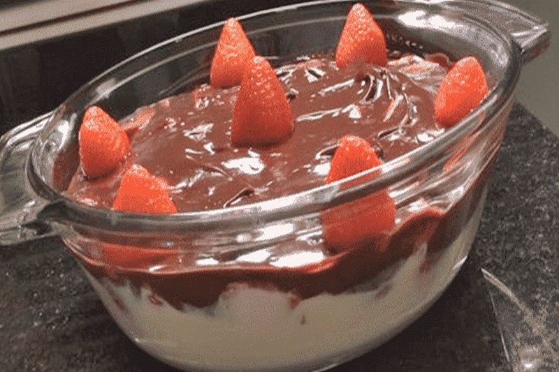 Receita de delícia de chocolate com morango