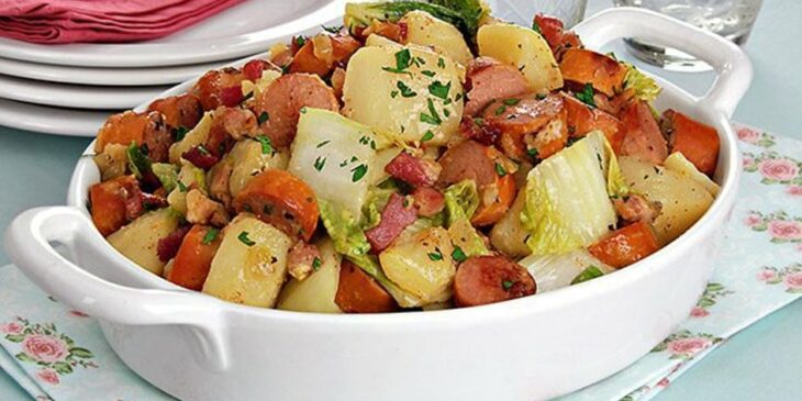 Refogado de salsicha com batata - Foto Sabor à Mesa