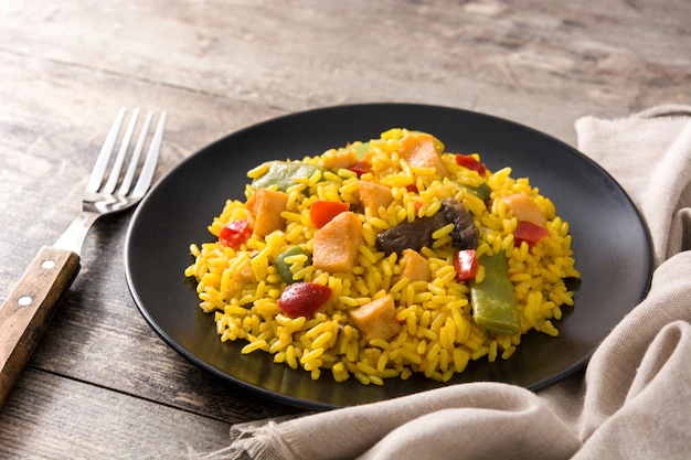 Arroz frito com frango e legumes - Imagem por Freepik