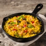 Arroz frito com frango e legumes - Imagem por Freepik