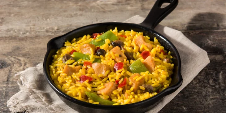 Arroz frito com frango e legumes - Imagem por Freepik