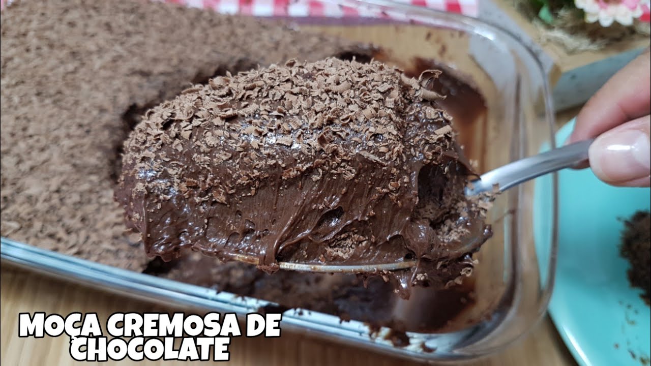 @aceita-um-cafe preparou esta magnífica moça cremosa de chocolate com bastante granulado por cima