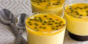 Mousse de maracujá com chocolate