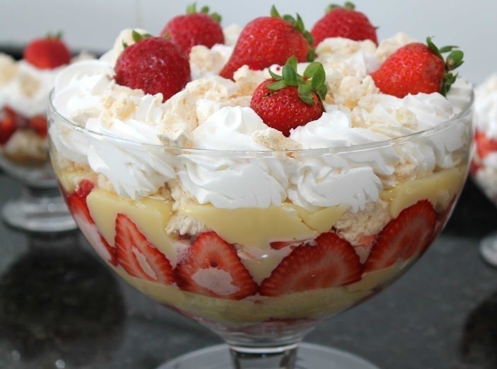 Receita de bolo de taça com morangos - Imagem - Confeitaria Prática