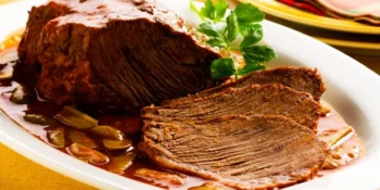 Carne no molho de cerveja preta e champignon