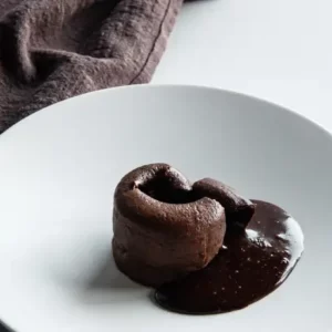 Esse prático Petit Gateau na travessa é a melhor sobremesa do mundo