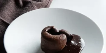 Petit Gateau na travessa