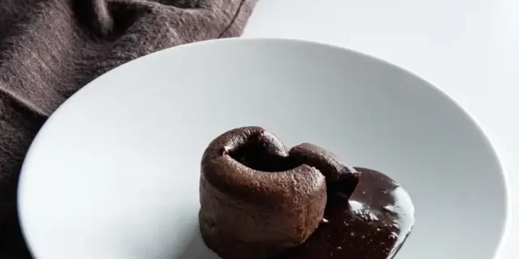 Esse prático Petit Gateau na travessa é a melhor sobremesa do mundo