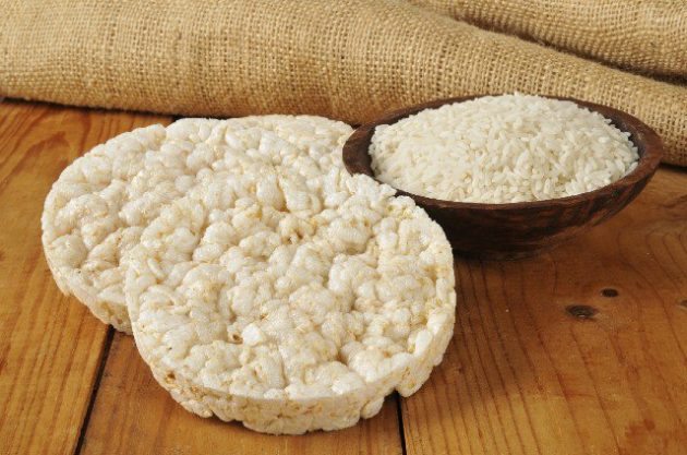 Receita de biscoito de arroz integral fácil e crocante