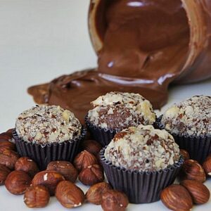 Brigadeiro de Nutella coberto com chocolate - Reprodução - TudoEla