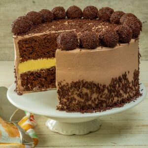 Bolo trufado de brigadeiro e maracujá - Imagem por Mavalério