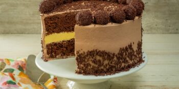 Bolo trufado de brigadeiro e maracujá