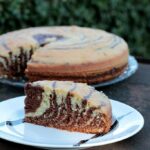 Bolo de baunilha mesclado com chocolate - Imagem por Mel e Pimenta