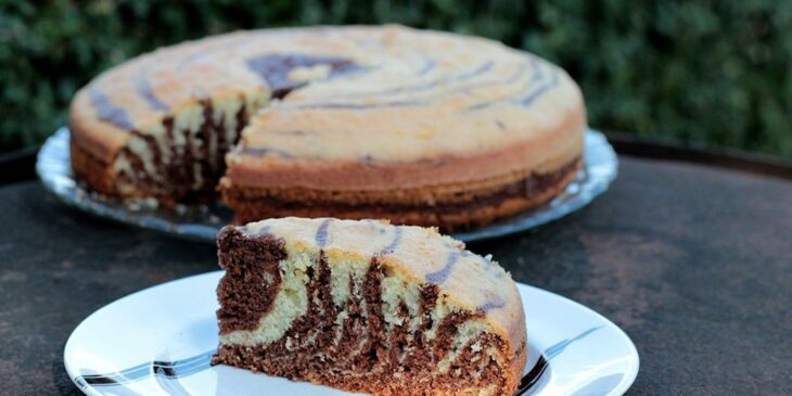 Bolo de baunilha mesclado com chocolate - Imagem por Mel e Pimenta