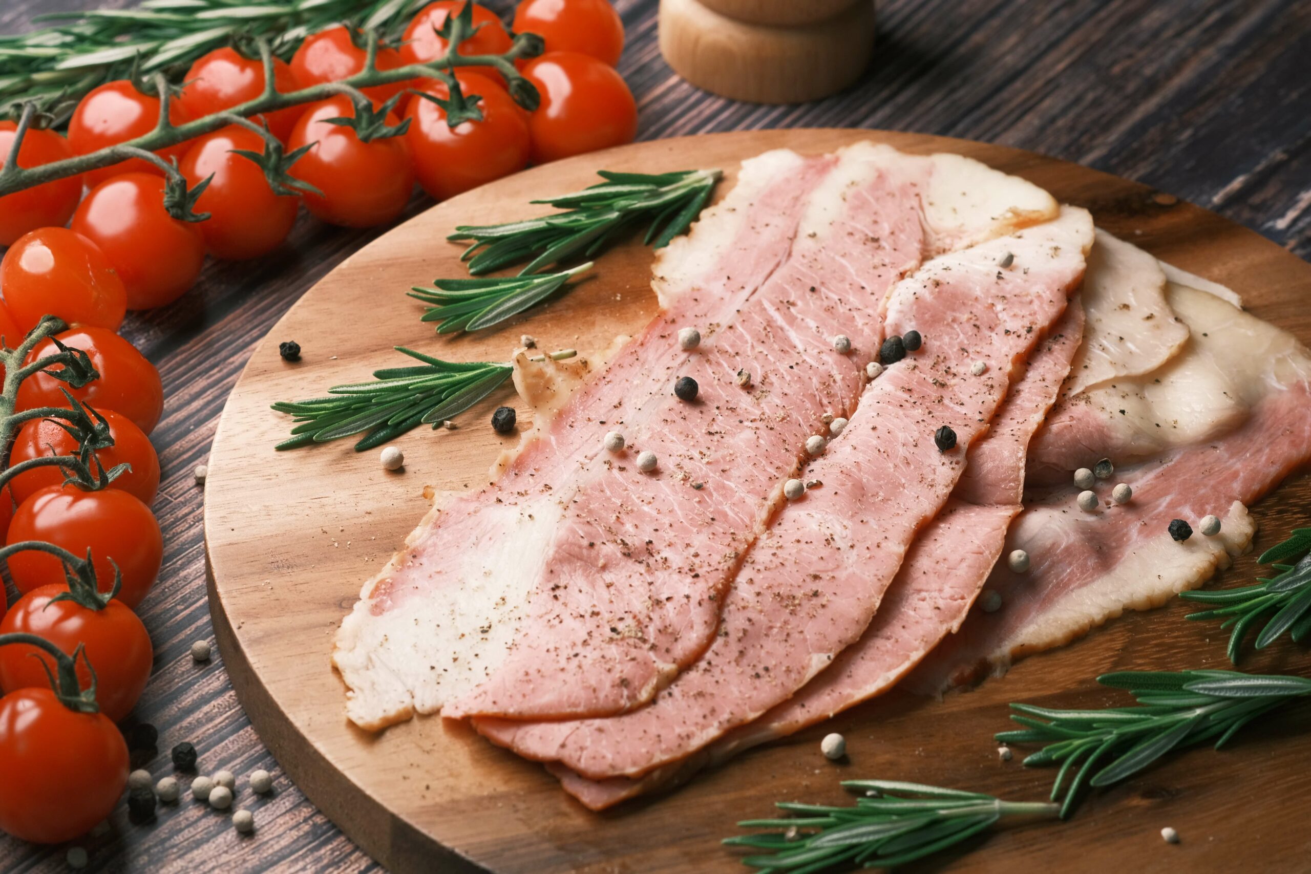 Rocambole de carne moída com queijo, presunto e ovo