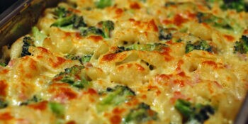 Macarrão ao molho branco com brócolis e queijo