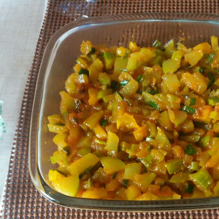 Abobrinha refogada com ovoComo fazer abobrinha refogada ralada  Como fazer abobrinha verde refogada com casca  Abobrinha refogada com tomate  Abobrinha refogada com cenoura  Abobrinha refogada com carne moída  Abobrinha refogada Panelinha  Abobrinha refogada com bacon  