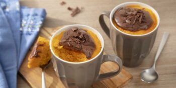 Bolo de cenoura de caneca