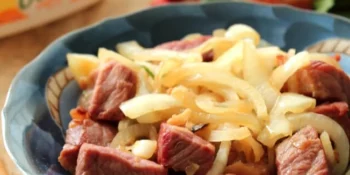 Carne de sol acebolada