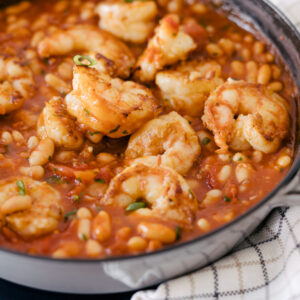 Feijão branco com Camarão - Imagem por Tá na Mesa