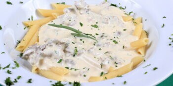Macarrão ao molho branco simples com creme de leite