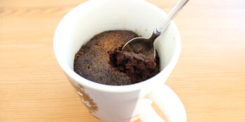 Receita de bolo de caneca de chocolate (sem transbordar ou ficar seco)
