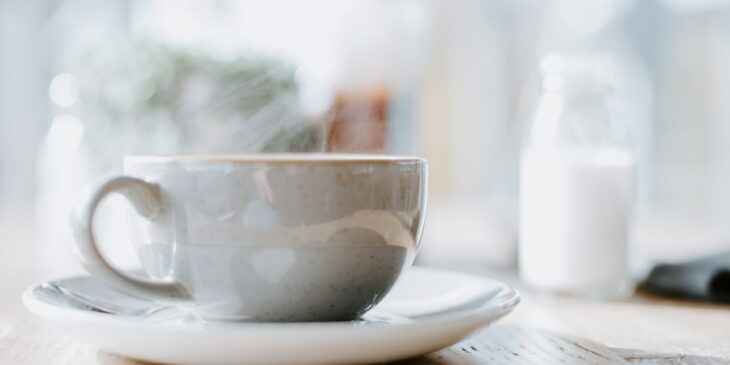 Esse bolo de caneca branco fica pronto em 3 minutos é a melhor sobremesa da vida!