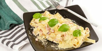 Macarrão ao molho branco com bacon e calabresa