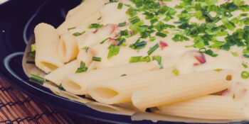 Macarrão ao molho branco com calabresa