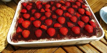 Pavê de morango com chocolate e biscoito maizena