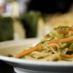 Yakisoba de frango simples com receita oriental tudo gostoso ana maria