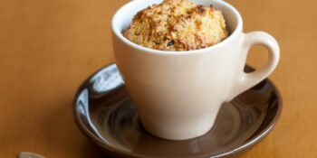 Bolo de caneca sem fermento: receita de última hora no microondas