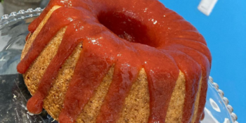 Bolo de fubá com goiabada e queijo