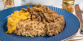 Carne de casca de banana com alho-poró