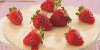 Pavê de morango com bolacha champagne